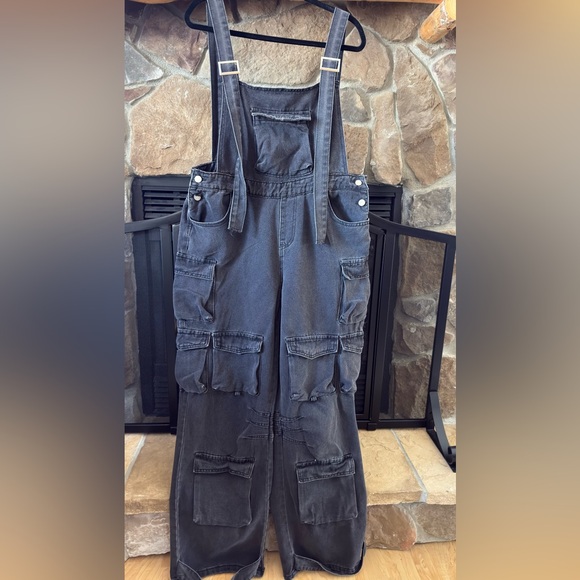 Stylish Gray Women's Cargo Overalls - Picture 2 of 11